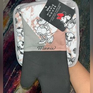 NWT Disney Minnie Mouse Gray and Pink Oven Mitt